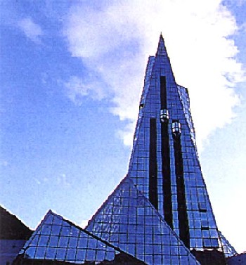 Стеклянная пирамида термального комплекса Caldea