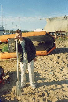 Молодой человек с веслом