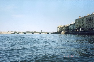 Вид на Литейный мост в воды Невы