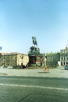 Памятник Николаю I на Исаакиевской площади перед собором
