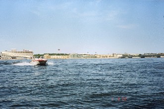 Вид на Пироговскую набережную с воды Невы