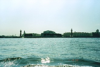 Вид на стрелку Васильевского острова с воды Невы